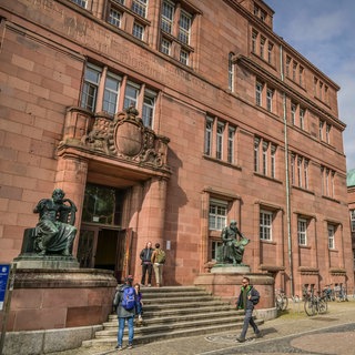 Homer und Aristoteles Statuen vor der Universität Freiburg. Die Uni erlässt iranischen Studierenden die Studiengebühren.