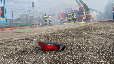 Feuerwehr löscht Brand in Kehler Nachtclub. Als das Feuer ausbrach waren 750 Menschen im Tanzlokal. Niemand wurde verletzt.