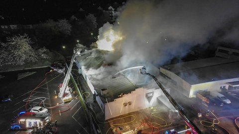 Feuerwehr bei Löscharbeiten an Kehler Club