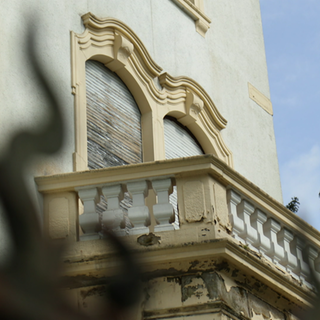Eine Villa in Freiburg mit heruntergelassenen Jalousien - sie steht seit Jahren leer