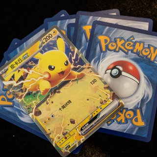 Mehrere Pokémon-Karten liegen auf dem Tisch. 