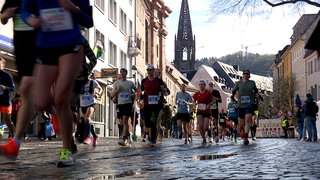 Läuferinnen und Läufer in der Freiburger Innenstadt beim Marathon 2024.