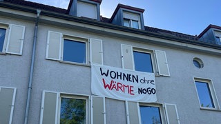 Ein Protestbanner hängt an der Hauswand des Vonovia-Wohnquartiers in Freiburg-Haslach.