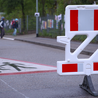 Absperrung der Schulstraße vpr der Markgrafenschule in Freiburg Tiengen.