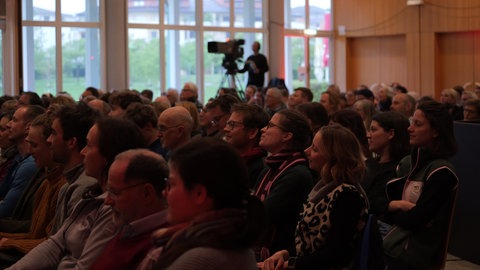 Publikum beim OB-Kandidierenden-Check im Bürgerhaus Seepark
