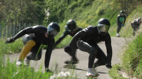 Mehrere Downhill-Skateboarder.
