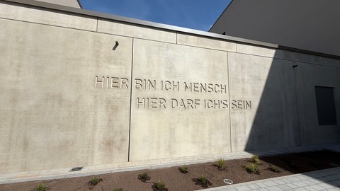 An einer der Außenwände des FaustForums prangt der Schriftzug "Hier bin ich Mensch, hier darf ich's sein". 