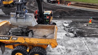 Baustelle auf der Landebahn des Euroairports