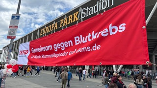 Vor dem Spiel des SC Freiburg gegen den FC Heidenheim konnten sich Fans bei der DKMS als Stammzellenspender registrieren lassen.