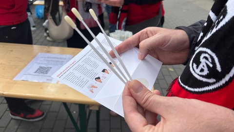Vor dem Spiel des SC Freiburg gegen den FC Heidenheim konnten sich Fans bei der DKMS als Stammzellenspender registrieren lassen.