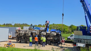 Ein tonnenschwerer Autokran ist neben der A5 bei Teningen auf einen Lastwagen gestürzt.