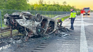 Auto überschlägt sich auf der A5 bei Lahr mehrfach und geht in Flammen auf