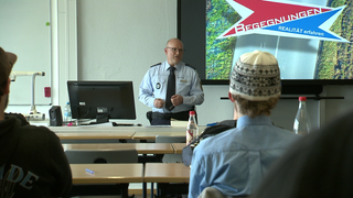 Polizist Andreas Hoffmann steht in der Gewerbeschule Breisach vor der Klasse.