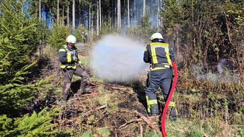 Die Feuerwehr Titisee-Neustadt löscht das Feuer am Steilhang.