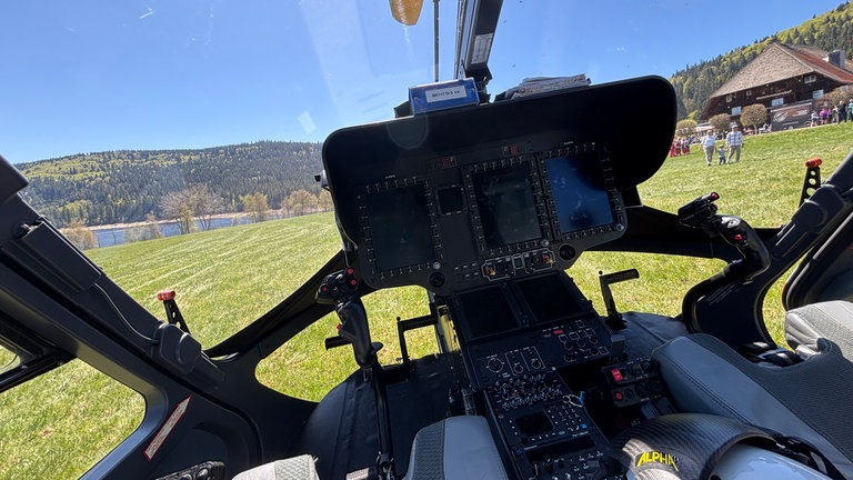 Blick aus dem Cockpit im Rettungshubschrauber der DRF Luftrettung. In Schluchsee hat sie mit der Bergwacht trainiert.