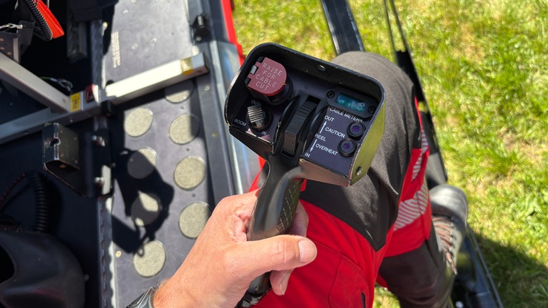 Die Fernbedienung der Seilwinde im Rettungshubschrauber der DRF Luftrettung. Am Schluchsee haben sie mit der Bergwacht geübt.