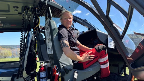 Pilotin Adriana Langer von der DRF Luftrettung sitzt im Rettungshubschrauber. Gemeinsam mit der Bergwacht hat sie am Schluchsee den Ernstfall trainiert.