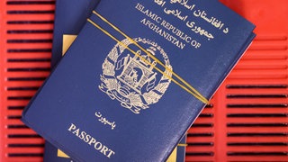 Reisepässe aus Afghanistan. Der Gemeinderat von Freiburg hat beschlossen, Geflüchtete aus dem Land aufnehmen zu wollen.