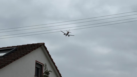 Wegen der Pistensanierung müssen Flugzeuge am Euroairport auf der Ost-West-Piste landen und über Weil am Rhein (Foto) anfliegen.