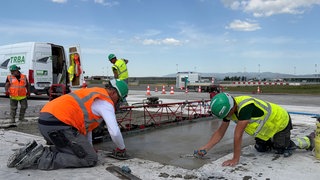 Die Betonschicht im Mittelteil der Hauptpiste am Euroairport Basel-Mulhouse wird erneuert.
