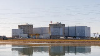 Das französische Atomkraftwerk Fessenheim steht am Ufer des Rheinseitenkanals. 