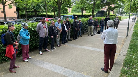 Die Menschen bei der Gedenkfeier in Offenburg. Bei einer Explosion 1945 waren 114 Zwangsarbeiterinnen und Zwangsarbeiter ums Leben gekommen.