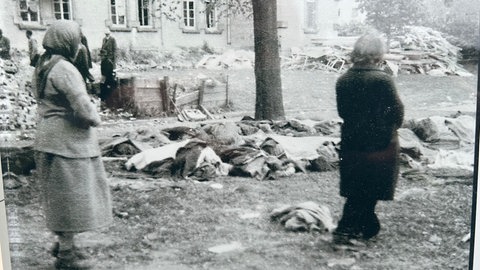 Dieses Bild war nach der tödlichen Explosion im Jahr 1945 entstanden. Es ist heute vor Ort auf einer Gedenktafel zu sehen.
