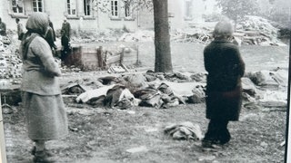 Dieses Bild war nach der tödlichen Explosion im Jahr 1945 entstanden. Es ist heute vor Ort auf einer Gedenktafel zu sehen.