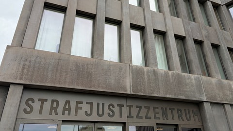 Das Strafjustizzentrum in Muttenz im Kanton Basel-Land. Am Strafjustizzentrum in Muttenz im Kanton Basel-Land hat am Montag ein Prozess gegen einen Ehemann wegen der Tötung seiner Ehefrau begonnen.