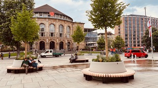 Auf dem Platz der Alten Synagoge stehen jetzt drei mobile Bäume. 