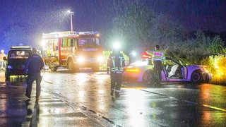 Rettungskräfte und Polizisten sind an einer Unfallstelle auf der B3 im Einsatz. 