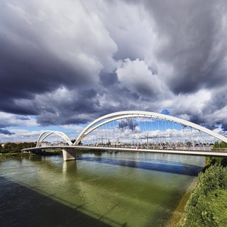 Die Rheinbrücke zwischen Kehl und Straßburg. Eine grenzüberschreitende Untersuchung zeigt die flächendeckende Belastung des Grundwassers im Oberrheingraben mit Mikroschadstoffen.