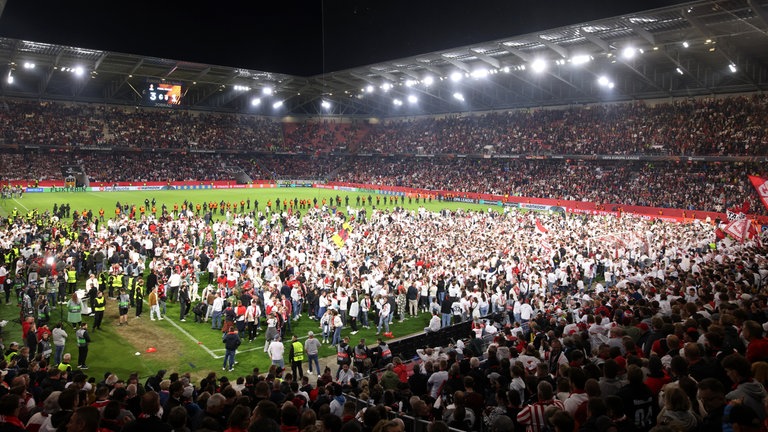 Fans des SC Freiburg stürmen den Platz nach dem Finaleinzug