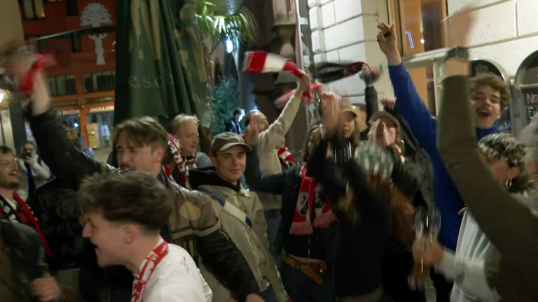 SC-Fans feiern den Finaleinzug in der Freiburger Altstadt