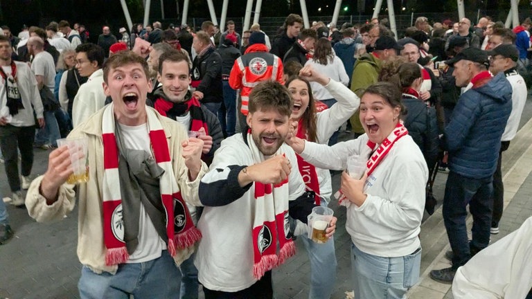 Im Siegesrausch: SC-Fans feiern den Finaleinzug rund ums Europa-Park-Stadion