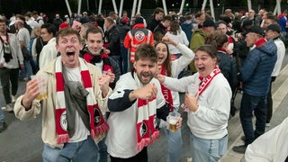 Im Siegesrausch: SC-Fans feiern den Finaleinzug rund ums Europa-Park-Stadion
