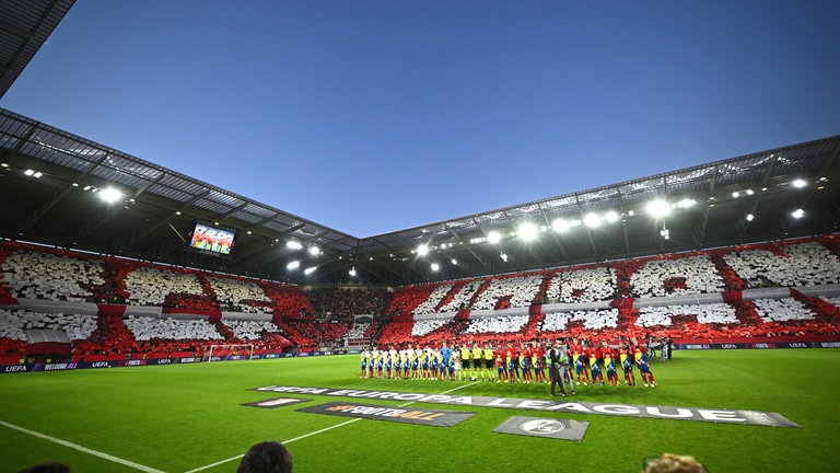 Rot-Weißer Festtag: Choreografie auf den Rängen vor Anpfiff des Europa-League-Halbfinals 