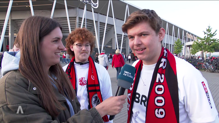 SWR Reporterin Anna Klär mit SC-Fans vor dem Europa-Park-Stadion