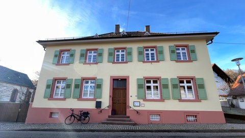 Das Pfarrhaus in Moosbronn im Nordschwarzwald: Im Dachgeschoss befindet sich die Wohnung der Pfarrhaushälterin. 