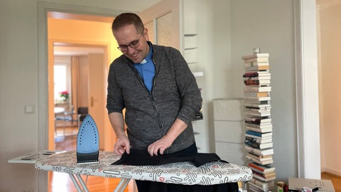 Priester Bernd Gehrke lebt allein - ohne Pfarrhaushälterin. Hilfe im Haushalt bekommt er ab und zu von seiner Familie.