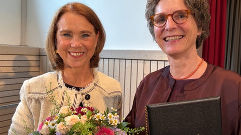 Kunstministerin Petra Olschowski zeichnete die Autorin Annette Pehnt mit dem Hebel-Preis aus.