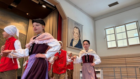 Die Trachtenkinder, die "Vreneli" und "Hanseli", unterhielten die Gäste der Hebelpreis-Verleihung mit ihren Tänzen.