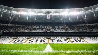 Die Mittellinie in einem Fußballstadion.
