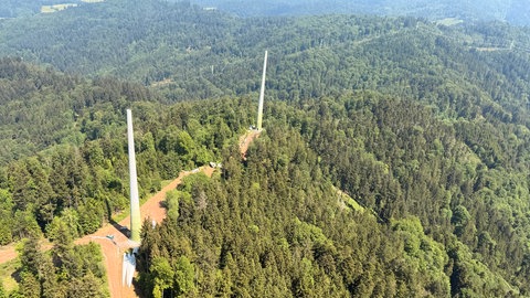 Zwei Betontürme alter Windräder mitten im Schwarzwald auf dem Roßkopf bei Freiburg vor ihrer Sprengung.