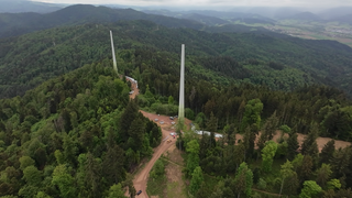 Zwei Betontürme alter Windräder mitten im Schwarzwald auf dem Roßkopf bei Freiburg vor ihrer Sprengung.