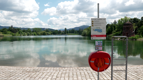 Flückingersee im Seepark Freiburg mit neuen Warnschildern und Rettungsring für Badeunfälle