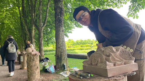 Steinmetzin Carla Braun mit ihrem Kunstwerk im Freiburger Eschholzpark