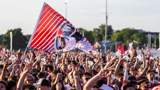 Archivbild: Fans des SC Freiburg während des Finales des DFB-Pokals 2022. Auch am 20. Mai könnten die SC Fans wieder auf der Messe Freiburg jubeln.