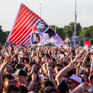 Archivbild: Fans des SC Freiburg während des Finales des DFB-Pokals 2022. Auch am 20. Mai könnten die SC Fans wieder auf der Messe Freiburg jubeln.