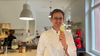 Johannes Dilger leckt an seinem selbstkreierten Fichtensprosseneis